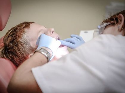 Девіталізуюча пов’язка при пульпітах постійних зубів з використанням Caustinert