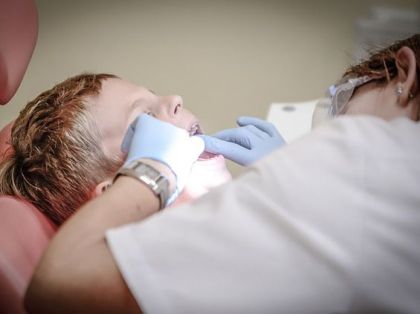 Розробка одного кореневого каналу Protaper Dentsplay під мікроскопом у Стоматології «Дента.UA»